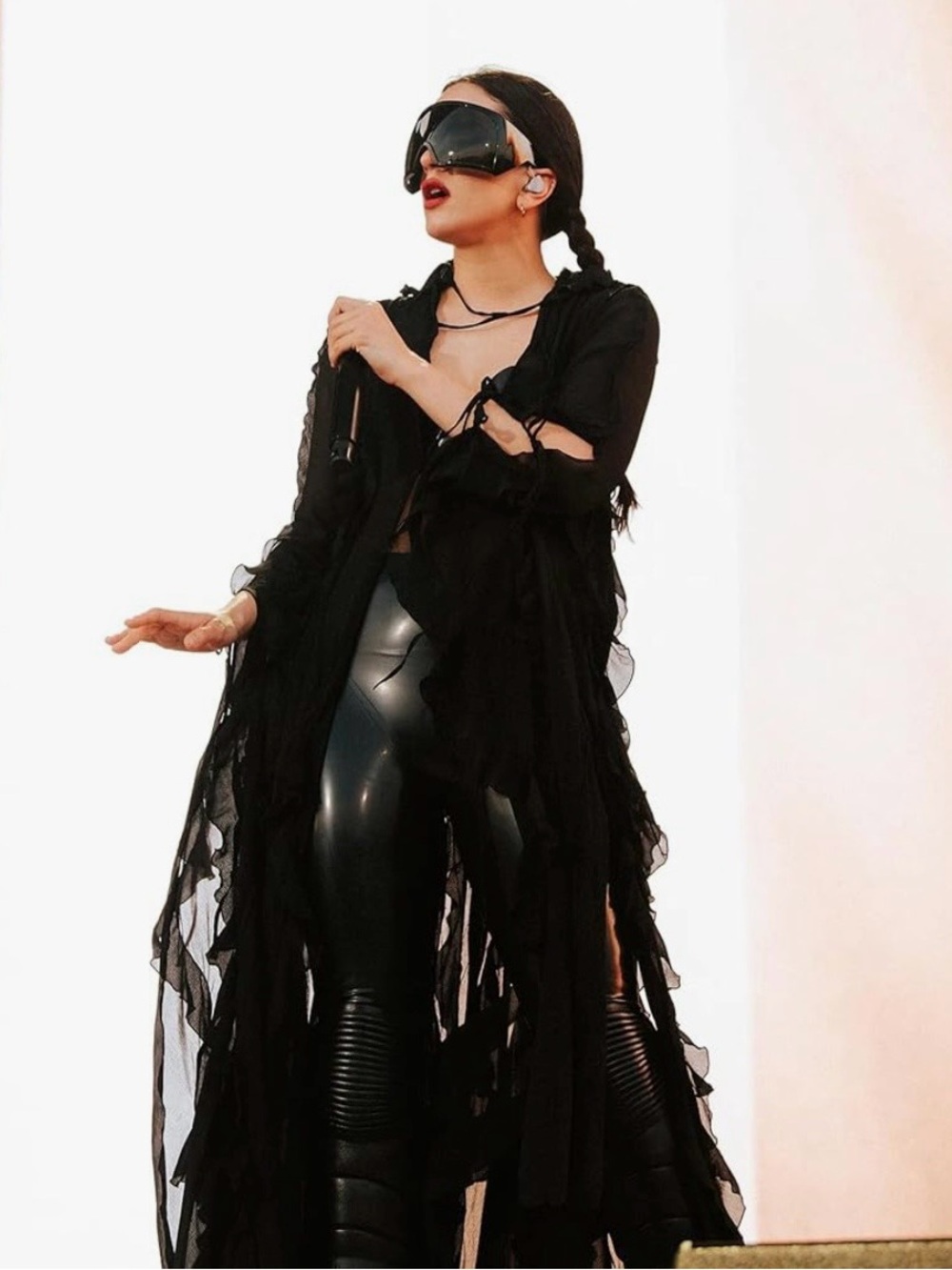 Oversized Wrap Around Shield Sunglasses w. Curved Lens - Picture 3 of 7